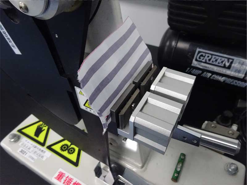 試験機に試料を取り付けた様子